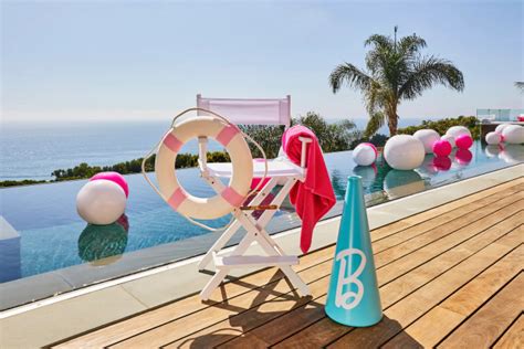 omg je  dankzij airbnb overnachten  de ultraroze villa van barbie