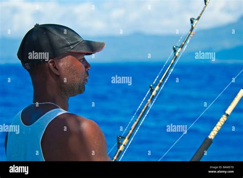 angler mit angelrute big game fishing auf boot mauritius angler mit
