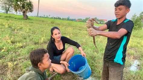 Catching Eels On The Rice Field And Make Eel Vegetable Salad Youtube