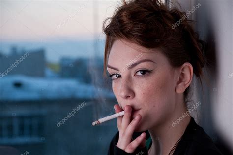 Mulher Jovem E Bonita Fumando Na Janela Da Noite — Fotografias De Stock