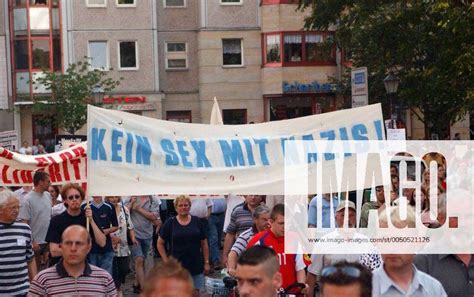 Demonstranten Fordern Kein Sex Mit Nazis Auf Der Montagsdemonstration
