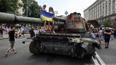 Court Allows Placing Wrecked Tank Near Russian Embassy – Dw – 10 11 2022