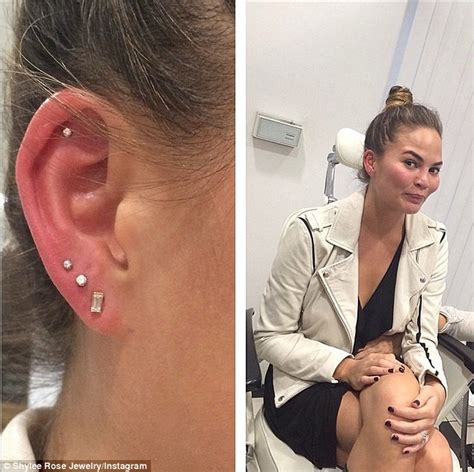 Sports Illustrated Cover Girl Chrissy Teigen Grips Mother S Hand As She