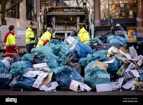 utrecht garbage collectors clean    center   week  action  municipal