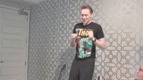tom hiddleston wins 2016 rear of the year award for this sex scene e news