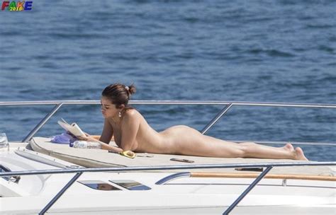 Selena Gomez Hot Bikini Show And More 30 Pics