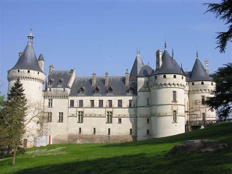 chateau de chaumont  located   town  chaumont sur loire  castle sits high