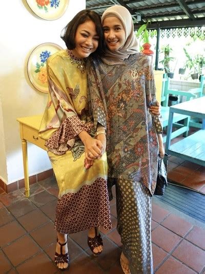 pakai baju batik di malaysia laudya c bella banjir pujian netizen
