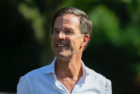 mark rutte op eerste dag van vakantie toch nog een beetje aan het werk lindanl