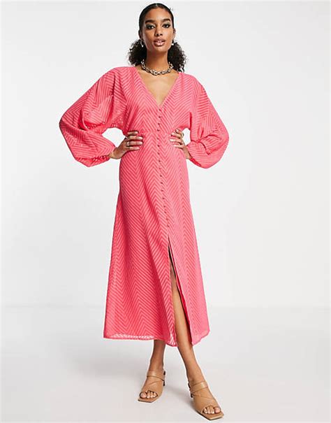 asos design midi jurk van dobby stof met chevronmotief knopen en vleermuismouwen  fel roze