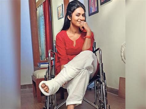 Divyanka Tripathi Suffers Multiple Fractures In Leg