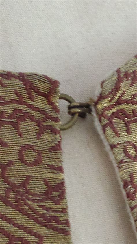 dronning margrethe  gyldne kjole medieval gown embroidered friendship bracelet embroidered