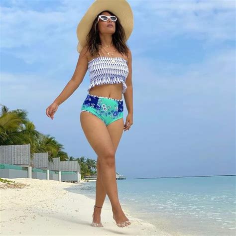 hina khan की hot and sexy bikini pics