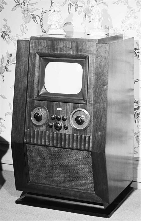 A Bulky Television Set Of The 1940s Vintage Photos Show Old Tv Sets