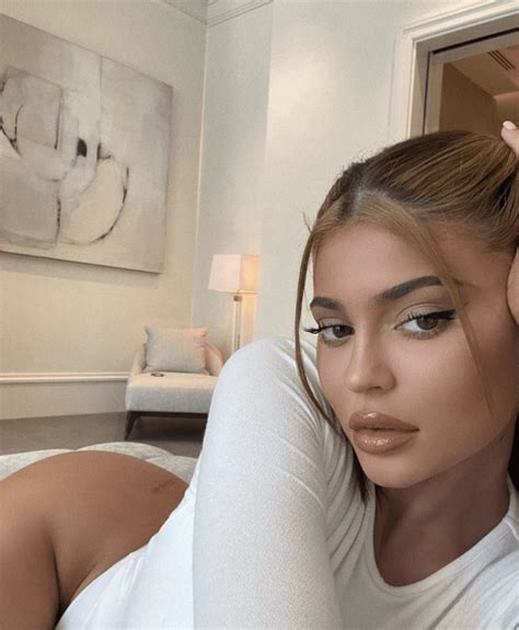 Kylie Jenner Flaunts Curves On Instagram Following Drake Diss Still
