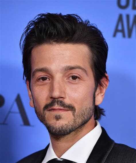 diego luna spoke spanish while presenting at the golden