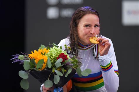 van vleuten lets  emotions flow  winning time trial world title cyclingnews