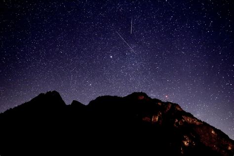 sternenhimmel mit sternschnuppe foto bild astrofotografie himmel universum canon bilder