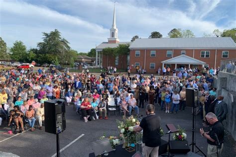 Alabama Church Ministers To Community Following Mass Shooting