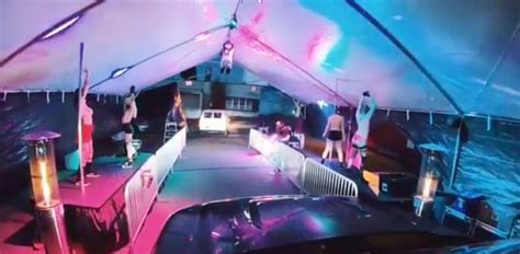 un club de striptease se reinventa y ofrece experiencia drive thru