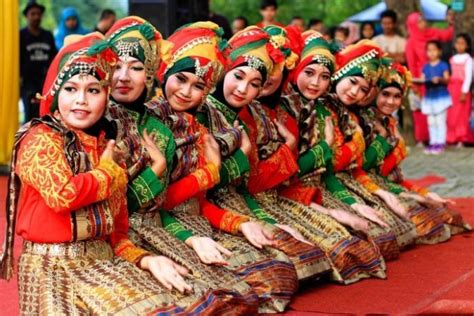 tarian daerah tradisional provinsi  indonesia beserta gambar  asalnya bukubiruku