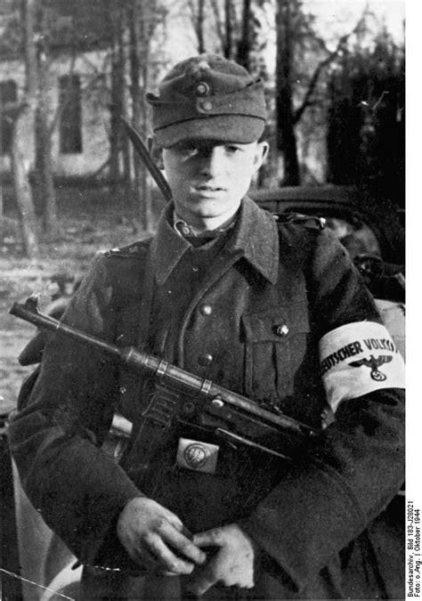 [photo] Young German Volkssturm Soldier With Mp 40 Submachine Gun In