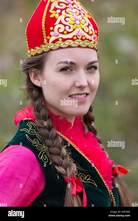 kasachische frau in trachten in almaty kasachstan stockfotografie alamy