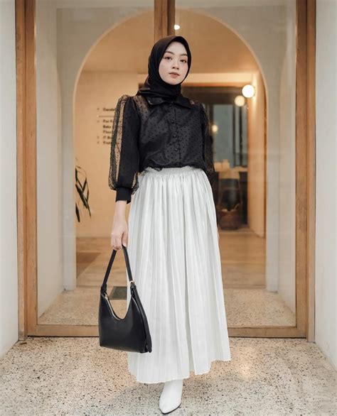 ootd rok plisket baju putih ootd hijab rok plisket hitam hijab