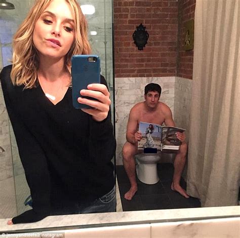 jason biggs wife jenny mollen deletes bathroom selfie