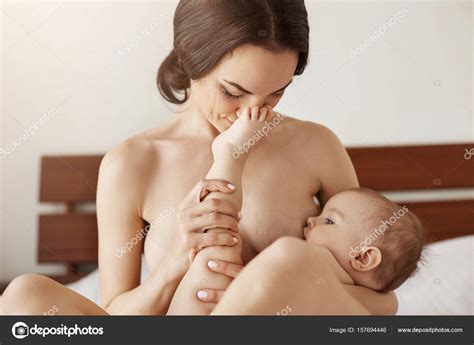 Молодые красивые голые мамы грудью обнимая ее