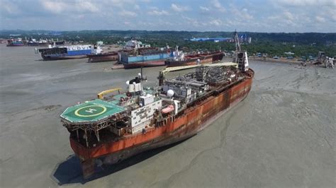 navire europeen radioactif echoue dans  chantier poubelle du bangladesh effets de terre