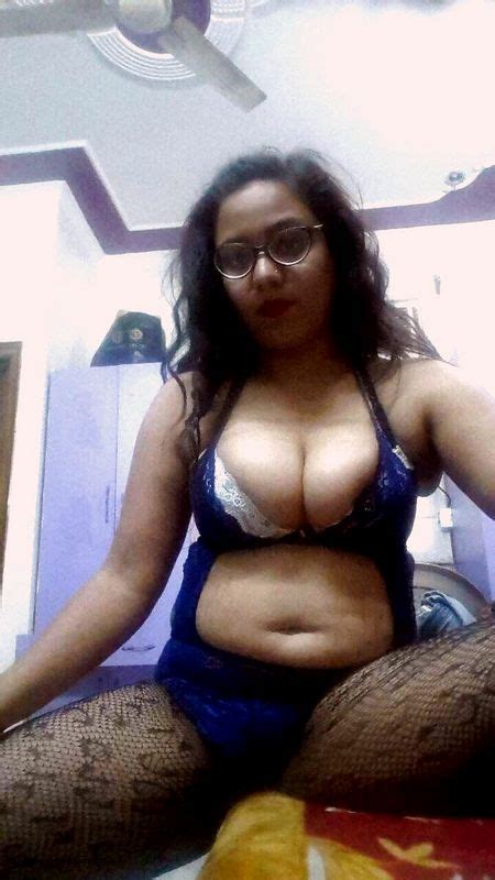 desi indian girl stripping saree bra showing armpits pics