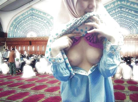 hijabi girl flashing her tits in a mosque 17 pics