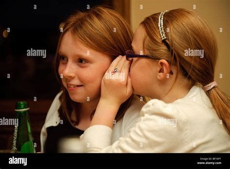 Dos Jóvenes Pre Adolescentes Niñas Once Años Jugando Un Juego De