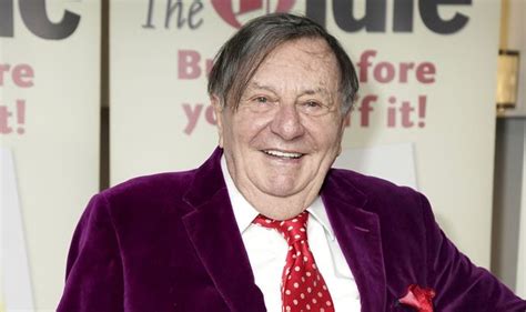 farewell possum barry humphries  dame edna everage   man   mask