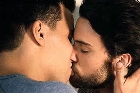 How To Get Away Actor Reacts To Deleted Gay Kiss In Ph