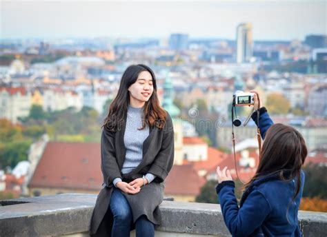 Den Asiatiska Flickan Poserar Och Ser Den Gamla Staden Av Prague