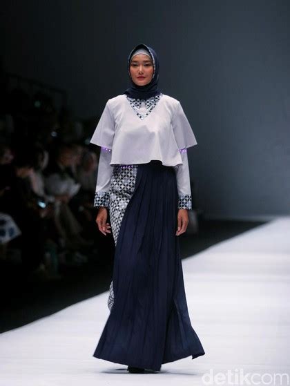 foto koleksi zaskia sungkar di jakarta fashion week 2017