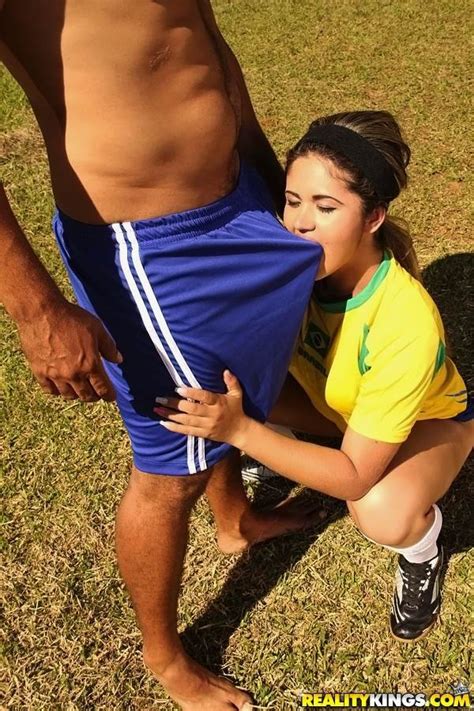 torcedora rabuda do brasil fodendo no campo de futebol no ta tarada