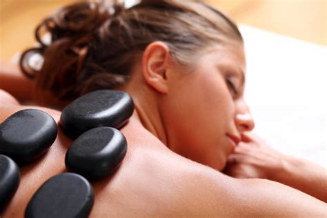 the many benefits of hot stone massage