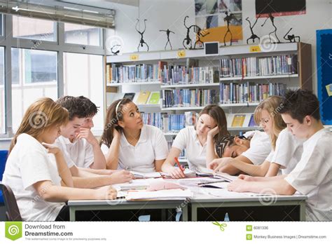 schoolkinderen die  schoolbibliotheek bestuderen stock foto image  gedemotiveerd slaap