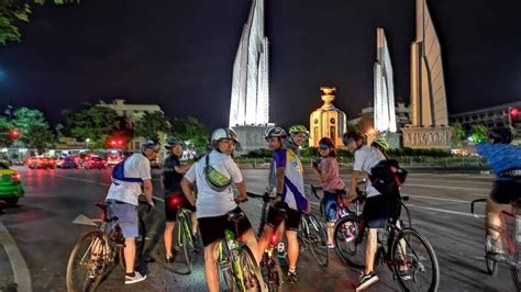 bangkok cycling tour at night and local snack takemetour