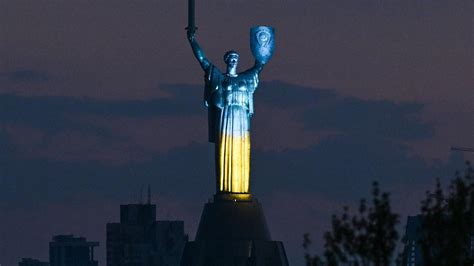 sowjetsymbole von riesiger mutter heimat statue  kiew entfernt