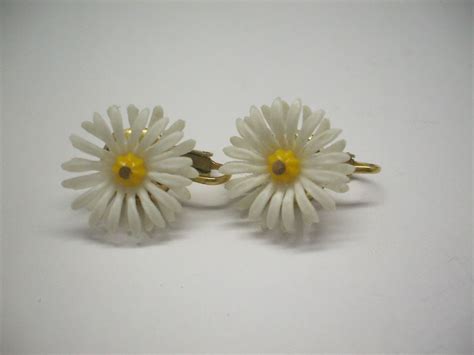 Hong Kong White Plastic Daisy 1950s Clip Earrings Clip On Earrings