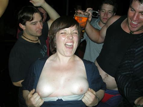 drunk girls flashing tits at the bar 32 pics
