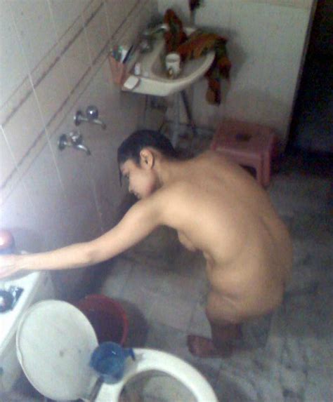 chubby indian bhabhi sexy candid bathroom pics