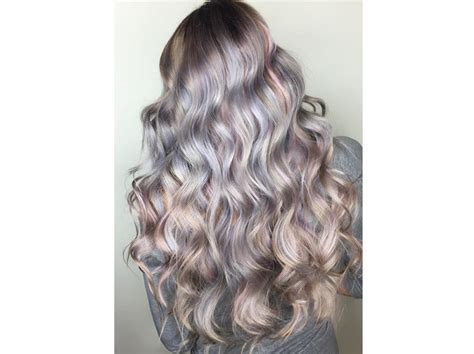 Qui, invece, vediamo un grigio più omogeneo, quasi bianco: Pearl Hair: la tinta cangiante color perla che vi conquisterÃ 