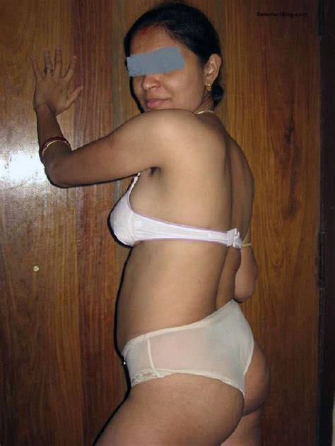 hot indian unsatisfied brahmin aunty showing her big butts