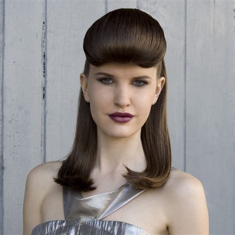 1940s vintage hairstyle with a rolled fringe