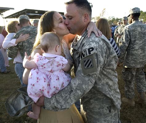 us army staff sgt soldier homecoming kissing pictures
